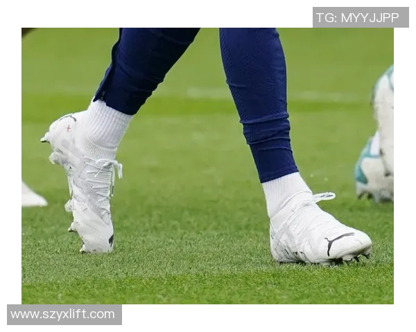 球星脚踩哪些足球鞋最适合他们的技术特点和场上表现 球星脚踩哪些足球鞋最适合他们的技术特点和场上表现